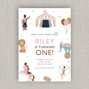 Op de afbeelding: Een roze en witte circustent met een blauwe ingang, een leeuw, een olifant die op een bal balanceert, een paard, een circusdirecteur en een vrouw op een trapeze. De tekst luidt "come one come all! Riley is turning one! Saturday, July 18th 2:00-4:00 PM The Miller Home RSVP to 987.654.3210".