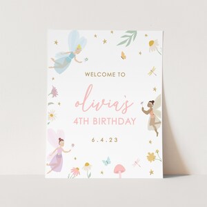 Puede incluir: Un cartel de bienvenida para el 4º cumpleaños de Olivia con un tema de hadas. El cartel presenta un fondo blanco con ilustraciones rosas, azules y verdes de hadas, flores, mariposas y libélulas. El texto "Bienvenido al 4º cumpleaños de Olivia" está escrito en letras rosas y doradas. La fecha "6.4.23" está escrita en letras doradas.