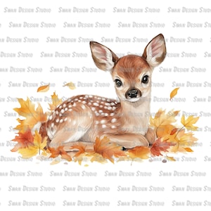 Może przedstawiać: Aquarela przedstawiająca sarnię leżącą na łożu z jesiennych liści. Sarna ma brązowe futro w białe plamki i duże, ciemne oczy. Liście są w odcieniach pomarańczowego, żółtego i czerwonego.