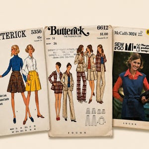 Op de afbeelding: Drie vintage naaipatroon enveloppen van Butterick en McCall's. De Butterick 5350 toont rokillustraties, de Butterick 6612 toont diverse jas- en broekoutfits, en de McCall's 3024 bevat een foto van een blauwe overslagtop.