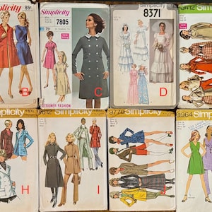 Puede incluir: Una colección de patrones de costura Simplicity vintage. Las portadas presentan ilustraciones de mujeres con vestidos, abrigos y trajes. Los patrones son de las décadas de 1960 y 1970, con la palabra "Simplicity" y números de patrón.