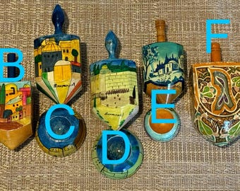 Par de dreidels de Hanukkah de madera pintados a mano Yair Emanuel Judaica