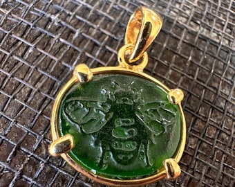 Colgante de abeja esmaltada a mano con intaglio: Plata de ley bañada en oro de 24 quilates
