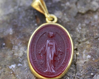 Colgante de la Virgen María con intaglio de esmalte hecho a mano: vermeil de oro de 24 quilates, plata de ley 925.