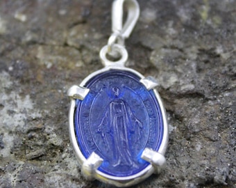 Colgante de cristal artesanal con intaglio de la Virgen María: Plata de ley bañada en oro de 24 quilates