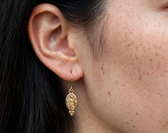Brincos artesanais em bronze com entalhe de anjo: banho de ouro 24K sobre prata de lei