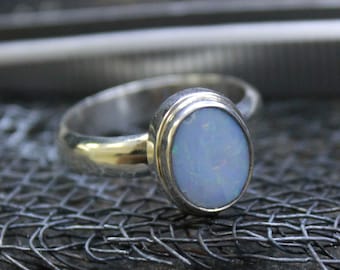 Anillo de ópalo azul natural australiano: oro de 24 quilates sobre plata de ley.