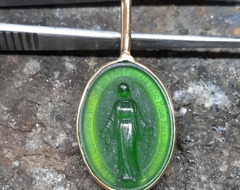 Colgante de Virgen María en intaglio esmaltado hecho a mano: oro de 24 quilates sobre plata de ley