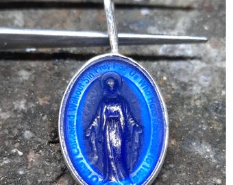 Colgante de la Virgen María con intaglio de esmalte hecho a mano: oro de 24 quilates sobre plata de ley.