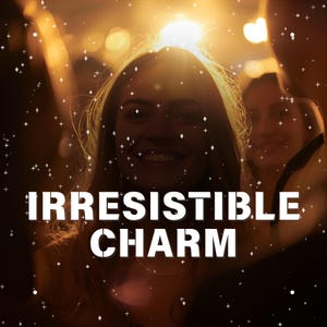 Può includere: Immagine con la scritta "IRRESISTIBLE CHARM" in lettere bianche. Si vede una donna sorridente, con uno sfondo sfocato dai toni caldi ed effetti scintillanti, che suggerisce un evento sociale.