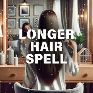 Puede incluir: Una persona se cepilla el pelo largo y castaño frente a un espejo. El texto "LONGER HAIR SPELL" está superpuesto en la imagen. La escena está ambientada en una habitación bien iluminada con una cómoda de madera y objetos decorativos.