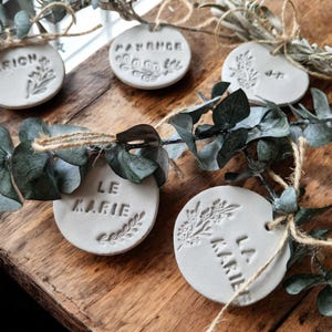 Marque-places en argile personnalisés – Décoration de table pour mariage, baptême ou événement – Style bohème chic
