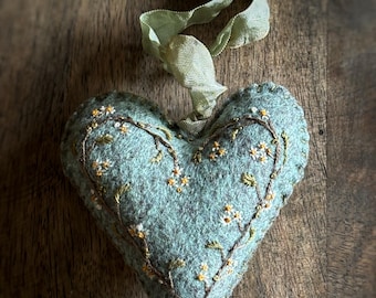 Embroidered Felt Heart - Tiny Daisies