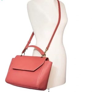 Bolso bandolera con asa superior en color rosa y hilo universal
