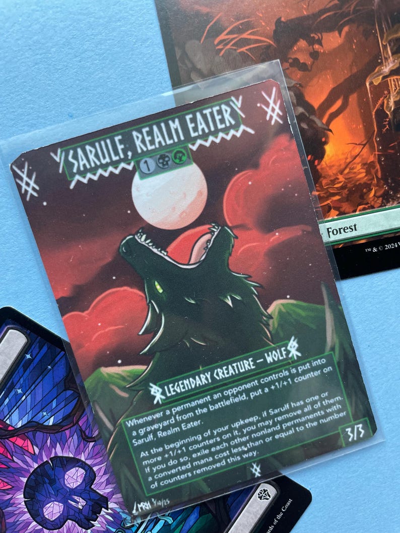 K&ouml;nnte beinhalten: Eine Magic: The Gathering-Karte mit einem heulenden Wolf unter einem Vollmond. Die Karte tr&auml;gt den Titel "Sarulf, Realm Eater" und enth&auml;lt Spieltext. Das Kunstwerk ist vor einem roten Himmel mit gr&uuml;nen Akzenten platziert. Die Karte ist 3/3.