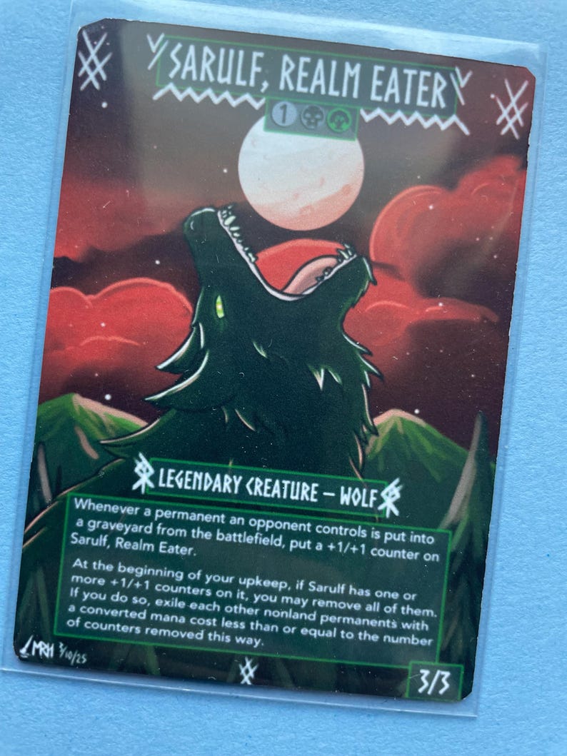 K&ouml;nnte beinhalten: Eine Sammelkarte mit einem Wolf, der einen Vollmond anheult. Die Karte tr&auml;gt den Titel "Sarulf, Realm Eater" und enth&auml;lt Spieltext. Das Kunstwerk zeigt einen dunkelgr&uuml;nen Wolf vor dem Hintergrund eines roten Himmels und gr&uuml;ner Berge.