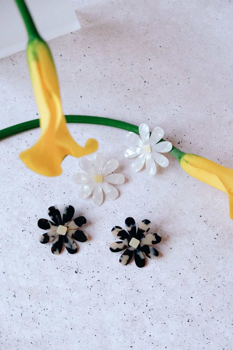 DAISY, statement earrings in cellulose acetate, flower inspiration, lightweight earrings, not heavy image 2