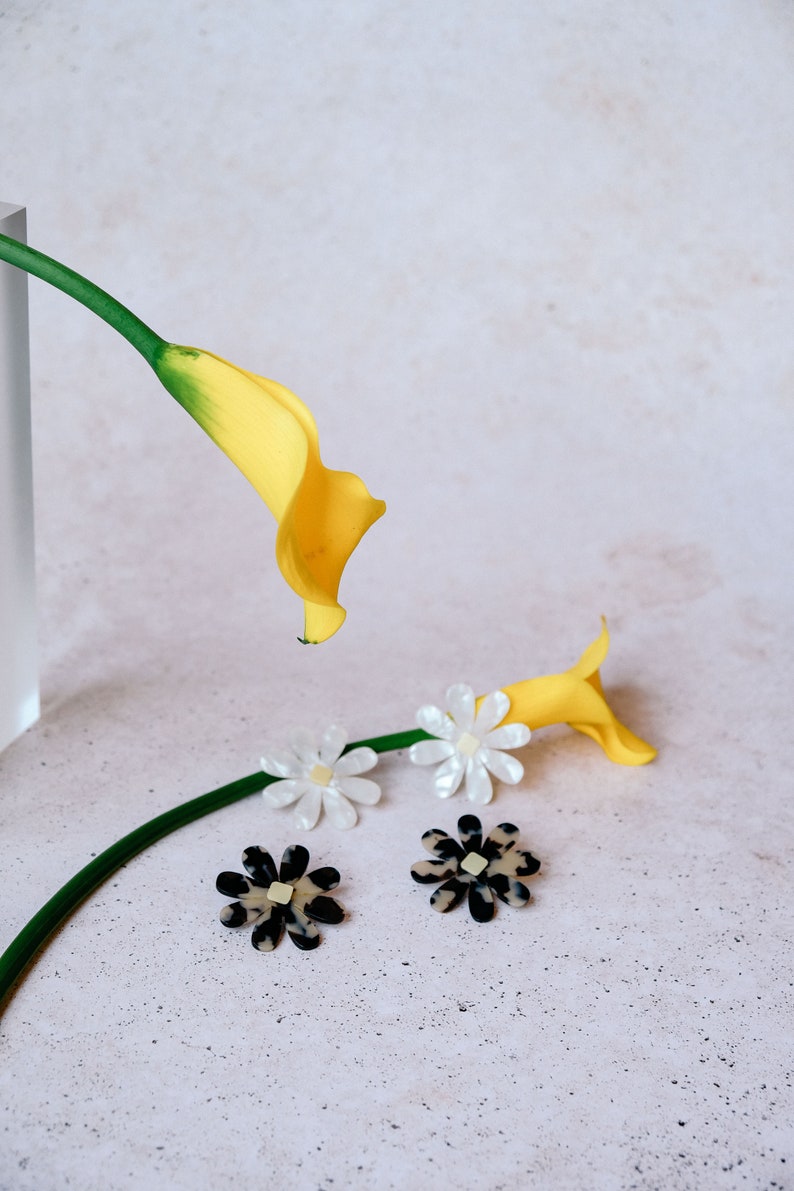 DAISY, statement earrings in cellulose acetate, flower inspiration, lightweight earrings, not heavy image 5