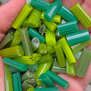 NIEUW COE 90 Murrini Leaf Chunk Mix: Go Green - 1 oz Cane/Sticks - transparant groen met witte nerven en ondoorzichtig groen met heldere nerven