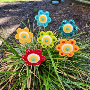 Glassworks Northwest - PICK YOUR COLOR Button Flower Plant Stake - Fused Glass Garden Art, Garden Art Outdoor, Outside Decoration, Rainbow