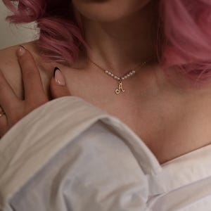 Collar con colgante de letra personalizado y perla: delicado collar con inicial en oro o plata / Regalo personalizado para ella / Joyería elegante para el día a día