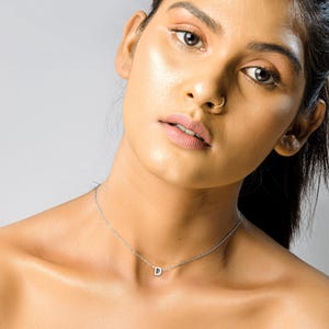 Collar minimalista con letra pequeña: delicado colgante con inicial, joyería personalizada con el alfabeto, gargantilla de plata, regalo personalizado para ella