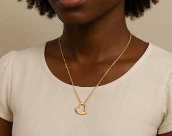 Collar de oro con corazón abierto delicado / Acero inoxidable chapado en oro de 14 k / Colgante de corazón minimalista / Collar en capas / Regalo para ella