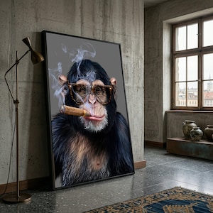 Op de afbeelding: Een ingelijste kunstdruk met een chimpansee met een bril en een sigaar. De chimpansee heeft een serieuze uitdrukking, met rook die opstijgt van de sigaar. Het kunstwerk staat tegen een grijze achtergrond.