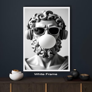Peut inclure: Impression en niveaux de gris encadrée représentant un buste classique portant des lunettes de soleil, un casque et une bulle de chewing-gum. L'œuvre est placée sur un fond sombre, avec les mots "White Frame" en bas. Le buste est une sculpture avec des boucles et une barbe détaillées.