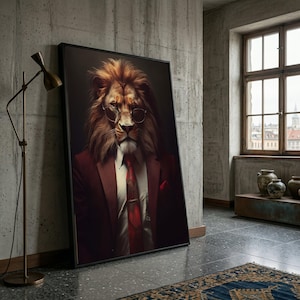 Può includere: Una stampa artistica incorniciata raffigurante un leone con un abito bordeaux, cravatta e occhiali rotondi. Il ritratto del leone è ambientato su uno sfondo scuro, creando un contrasto sorprendente. L'opera d'arte è appoggiata a un muro di cemento.