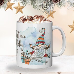Puede incluir: Taza de cer&aacute;mica blanca con un dise&ntilde;o caprichoso de gnomo, texto y cobertura de crema batida. El gnomo lleva un sombrero colorido y sostiene regalos. La taza tiene un asa curva y un fondo de estilo acuarela. Festivo y de temporada.