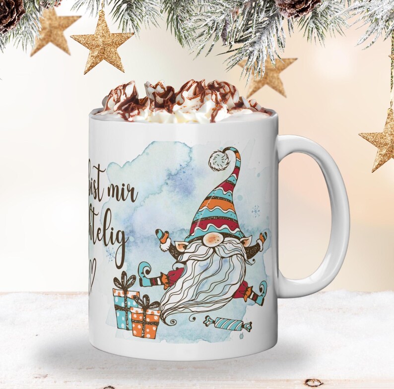 Puede incluir: Taza de cer&aacute;mica blanca con un dise&ntilde;o caprichoso de gnomo, texto y cobertura de crema batida. El gnomo lleva un sombrero colorido y sostiene regalos. La taza tiene un asa curva y un fondo de estilo acuarela. Festivo y de temporada.