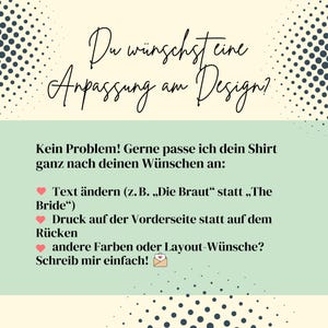 Pu&ograve; includere: Una grafica verde e bianca con cuori rosa e testo che dice: "Du w&uuml;nschsteine Anpassung am Design? Kein Problem! Gerne passe ich dein Shirt ganz nach deinen W&uuml;nschen an: Text &auml;ndern (z. B. &bdquo;Die Braut&ldquo; statt &bdquo;The Bride&ldquo;) Druck auf der Vorderseite statt sul retro altri colori o desideri di layout? Scrivimi pure!"