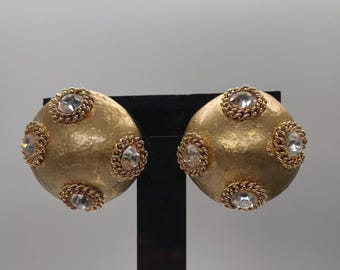 Pendientes de clip con textura circular en tono dorado brillante vintage, con detalles de cristal y acabado de arcilla metalizada - Glamour y glamour