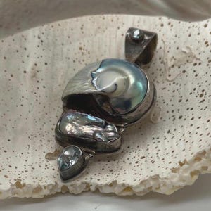 Pendentif Nautilus vintage en argent sterling avec perle de Mabe et pierres précieuses aigue-marine