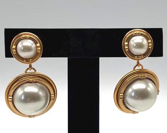 Pendientes colgantes perforados con perlas de imitación de círculo geométricos vintage en oro mate.
