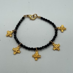 Pulsera vintage de David Dubin con cruz dorada y cuentas negras facetadas - Cierre de langosta