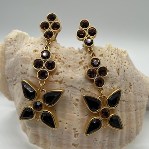 Striking Glamour: 1980s-90s Gloss-Gold Dangle Clip Earrings with Amber and Black Crystals