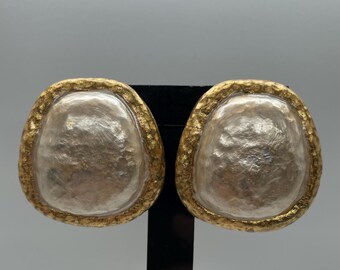 Pendientes de clip estilo botón con lámina de arcilla color oro y crema de la marca vintage Mark Hedges