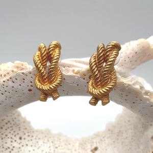 Boucles d'oreilles vintage texturées dorées à double nœud – Style marin chic