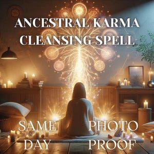 以下が含まれることがあります： 「ANCESTRAL KARMA CLEANSING SPELL」と「SAME DAY PHOTO PROOF」のテキストが入った画像。ろうそくで照らされ、金色のエネルギーフィールドで照らされた部屋で瞑想する人。