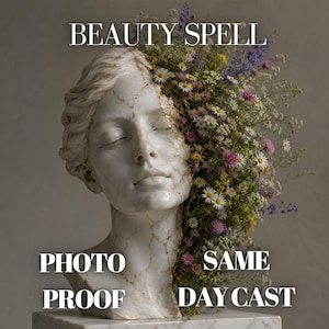 Könnte beinhalten: Eine Büste im weißen Marmorstil mit geschlossenen Augen, goldenen Rissen im Gesicht und einem dichten Arrangement aus bunten Wildblumen auf der rechten Seite. Der Text lautet BEAUTY SPELL, PHOTO PROOF, SAME DAY CAST.