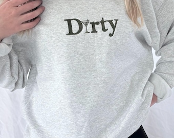 Dirty Martini Rundhalsausschnitt | Besticktes Cocktail-Sweatshirt | Mädchen Reise Geschenk | Komfortfarben | Hergestellt in Colorado