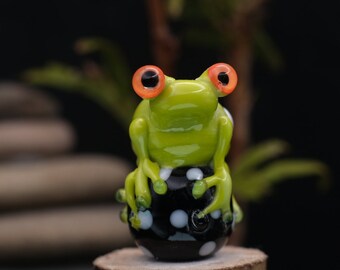 Ferdinand.......lampwork frog bead    sra,   DeniseAnnette