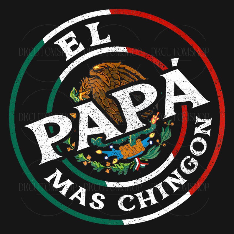 Puede incluir: Gr&aacute;fico negro con las palabras blancas "EL PAPA MAS CHINGON", que rodean un emblema de &aacute;guila marr&oacute;n. El dise&ntilde;o est&aacute; enmarcado por un anillo verde, blanco y rojo, que recuerda a una bandera.