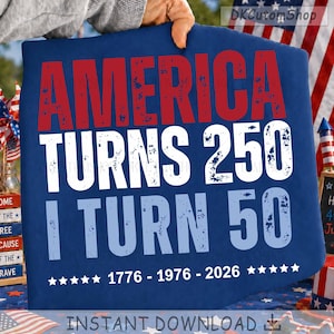 Può includere: Un quadrato di tessuto blu scuro con testo rosso invecchiato che recita AMERICA, testo bianco invecchiato che recita TURNS 250 I TURN 50, e gli anni 1776 - 1976 - 2026 affiancati da cinque stelle bianche su ogni lato sul bordo inferiore.