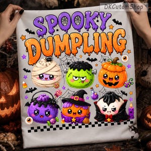 Puede incluir: Un estandarte de tela blanca con el texto "SPOOKY DUMPLING" en letras moradas y naranjas que gotean. El diseño incluye seis personajes de dibujos animados: una momia, un monstruo verde, una calabaza, un caldero morado, una bruja y un vampiro.