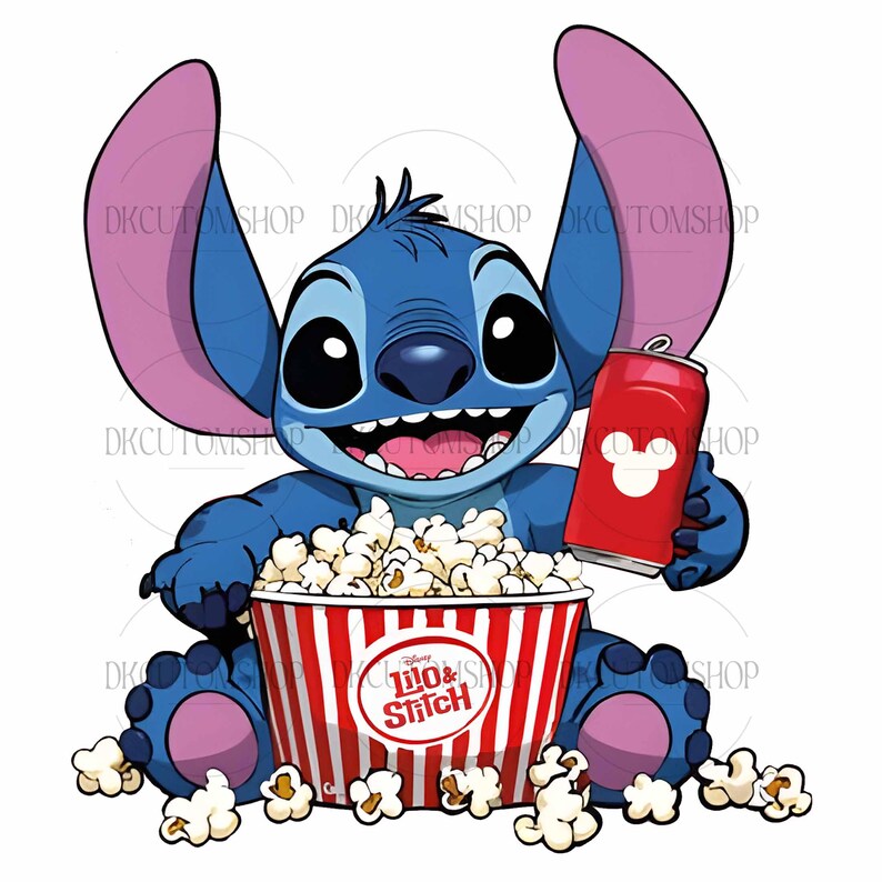 Puede incluir: Ilustraci&oacute;n de dibujos animados de Stitch de Lilo & Stitch, sosteniendo una lata de refresco roja con un icono de Mickey Mouse y una cubeta de palomitas de ma&iacute;z. La cubeta de palomitas es a rayas rojas y blancas con el t&iacute;tulo de la pel&iacute;cula.