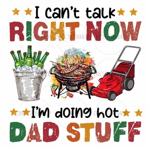 Puede incluir: Diseño gráfico con el texto «I can't talk RIGHT NOW I'm doing hot DAD STUFF». La imagen incluye un cubo de metal con botellas de cerveza, una parrilla con comida y un cortacésped rojo. Las estrellas están dispersas alrededor del texto.