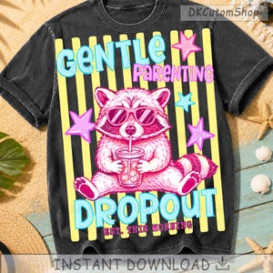 Puede incluir: Camiseta negra con un gráfico de un mapache con gafas de sol bebiendo de una taza. El texto dice "Gentle Parenting Dropout" con acentos de estrella. La camiseta tiene rayas verticales amarillas.